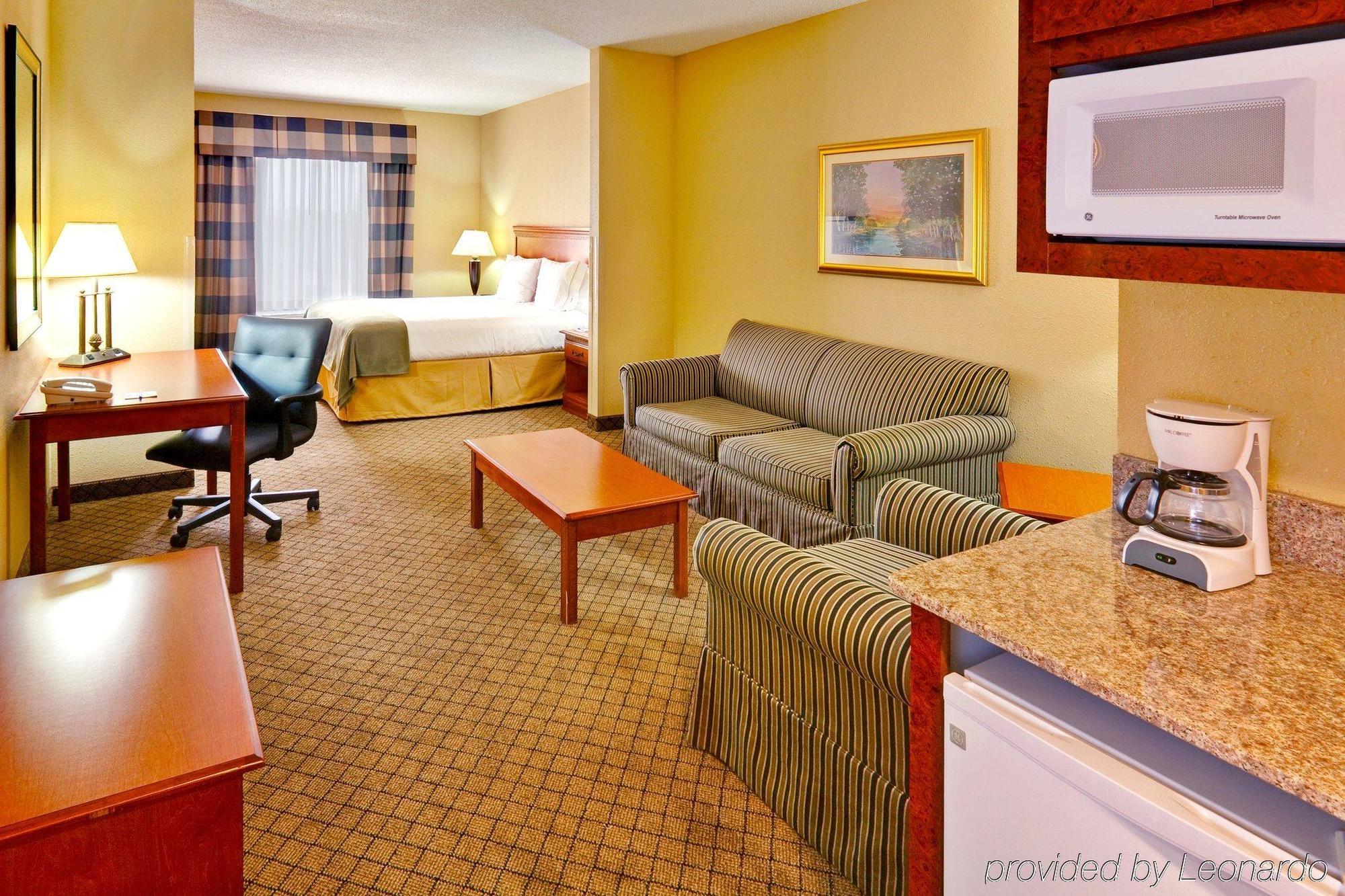 Holiday Inn Express & Suites Greenwood Bilik gambar